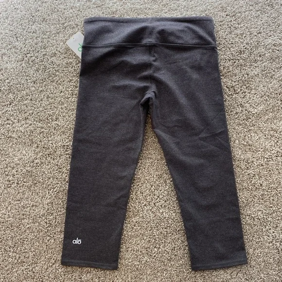 ALO Yoga Airbrush Capri Leggings In heather grey. BNWT. Size M - Picture 2 of 5